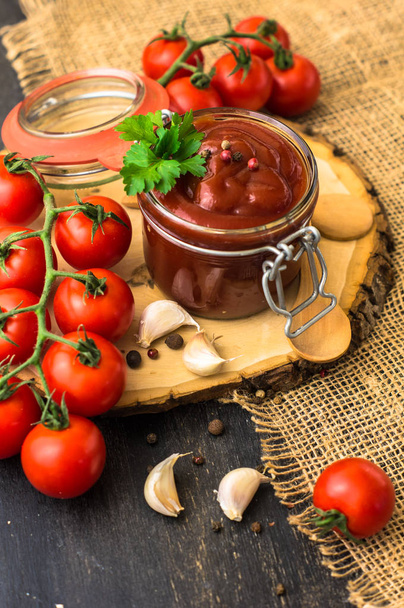 Томатний кетчупний соус у мисці
 - Фото, зображення