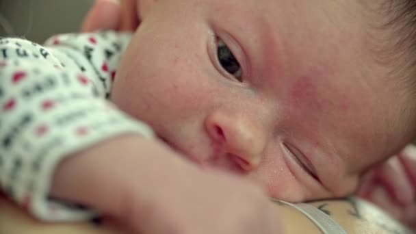 Bebé recién nacido bosteza primer plano hombro Tatoo
 - Imágenes, Vídeo