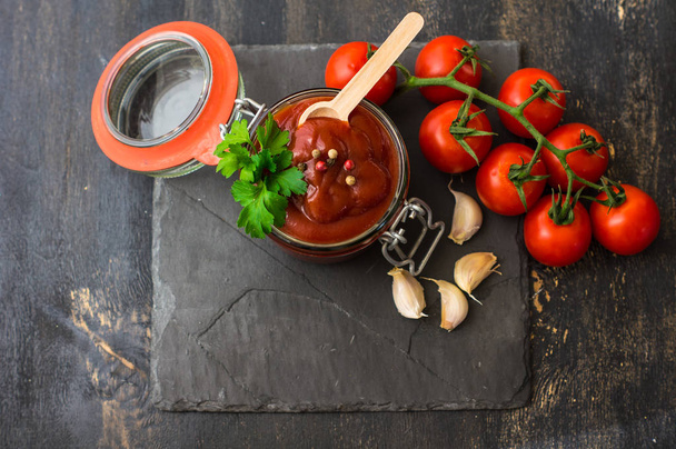 Tomato ketchup sauce in a bowl - Foto, Imagen