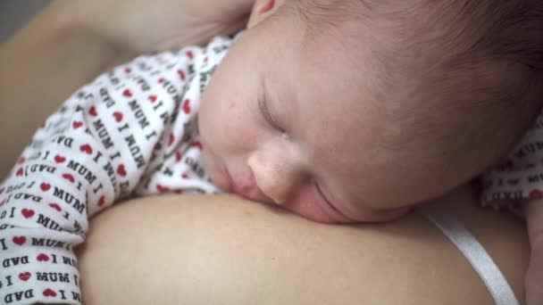 Neugeborenes Baby schläft Nahaufnahme Schulter - Filmmaterial, Video