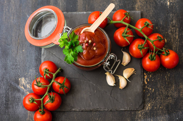 Tomato ketchup sauce in a bowl - Foto, afbeelding