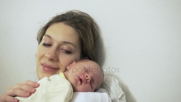 Closeup omuz uyku okşayarak yeni doğan bebek anne - Video, Çekim