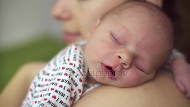 Μητέρα χαϊδεύοντας νεογέννητο μωρό στον ύπνο Closeup ώμου - Πλάνα, βίντεο