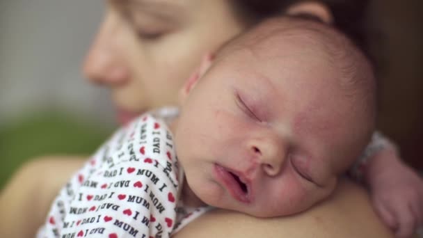 Moeder strijkende Pasgeboren Baby slapen Closeup schouder - Video