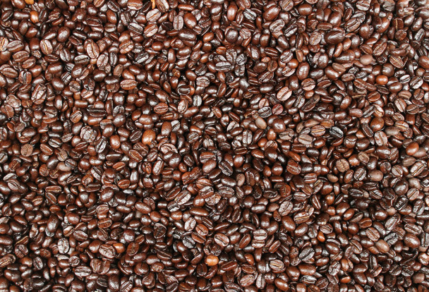 Много жареного кофе в зернах различных видов на уличном рынке
 - Фото, изображение