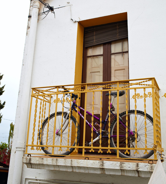 fiets op het balkon - Foto, afbeelding