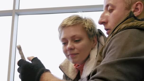 glückliches Paar oder Familie beim Blick auf das Smartphone - Filmmaterial, Video