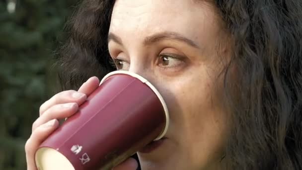 Brunetka dlouhé vlasy dívka portrét venku s čajem - Záběry, video