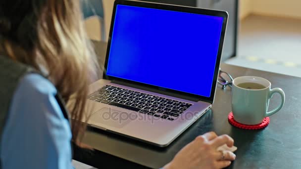 Vrouw die werkt in Office op laptopcomputer - Video