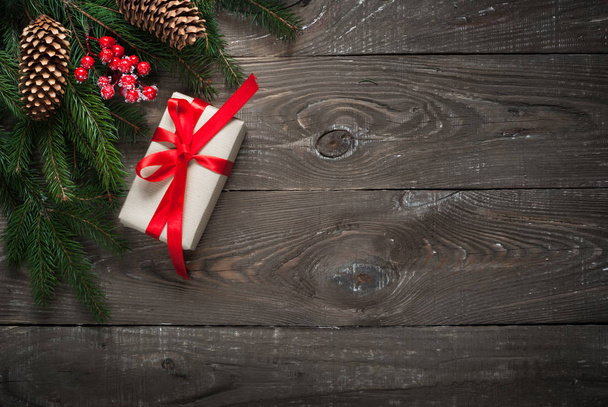 Різдвяні прикраси представляють гілку ялинки
 - Фото, зображення