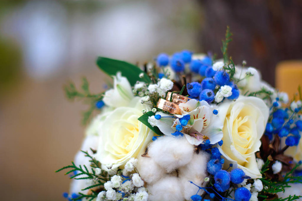 bouquet da sposa e anelli
 - Foto, immagini