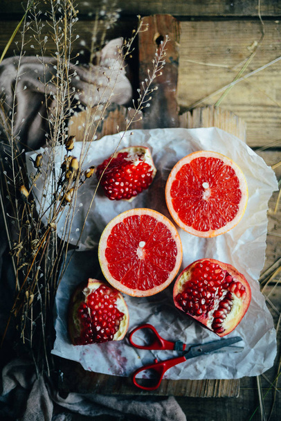 Fresh red pomegranate and grapefruit On a wooden background. Pom - Fotoğraf, Görsel