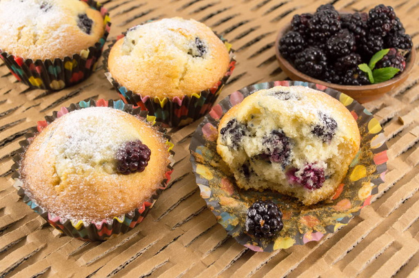 muffins aux mûres recouverts de sucre en poudre
 - Photo, image