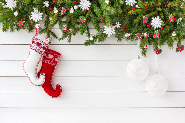 Noel köknar ağacı, Beyaz ahşap tahta arka plan üzerinde Noel çorap. Kopya alanı - Fotoğraf, Görsel