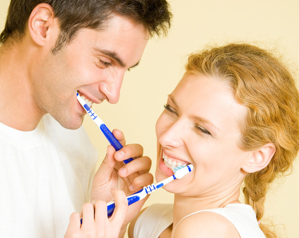 Cheerful young couple cleaning teeth together - Zdjęcie, obraz