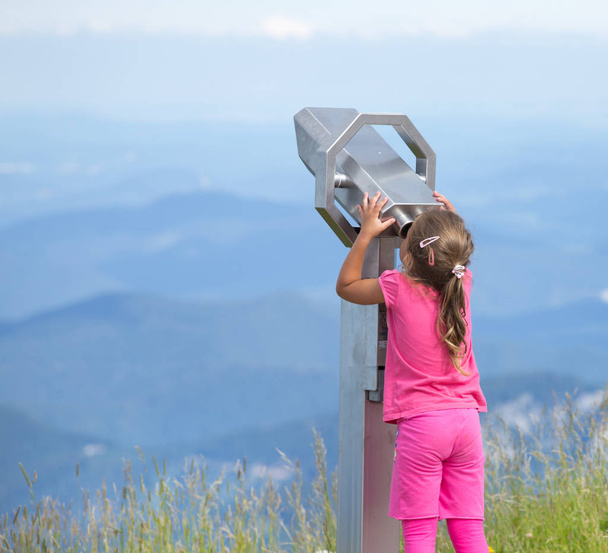 dívka se dívá dalekohledem - Fotografie, Obrázek