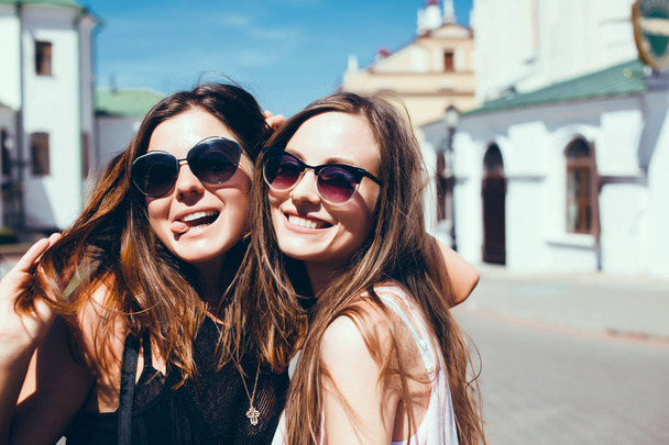  Hipster-Mädchen machen mit Smartphone Selfie im Freien - Foto, Bild