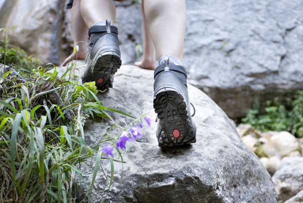 Gambe con scarponi da trekking su roccia
 - Foto, immagini