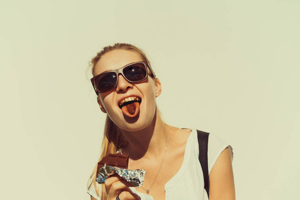 Mulher feliz comer chocolate
 - Foto, Imagem