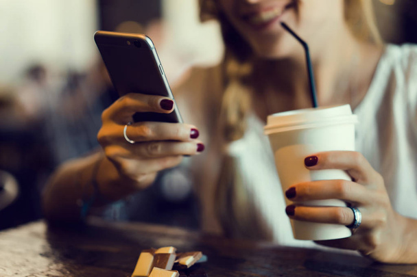 Frau benutzt Handy in Café - Foto, Bild