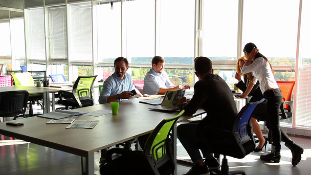 Gente de negocios que se reúne en la oficina - Metraje, vídeo