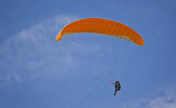 Fallschirmspringer gegen den blauen Himmel - Foto, Bild