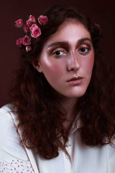 Çiller ve hafif aşınma makyaj güzel bir kızla portresi - Fotoğraf, Görsel