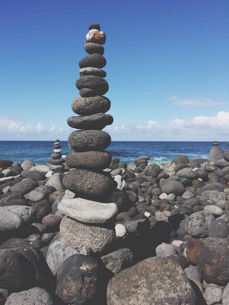 kő piramis, egymásra kavicsos strandon torony kőből  - Fotó, kép