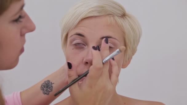 Profesjonalny makijaż artysta stosując krem bazowy cień do powiek podkład do modelu oko - Materiał filmowy, wideo
