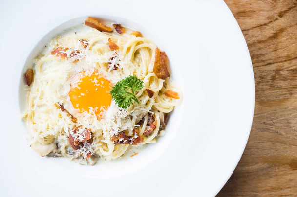 Špagety carbonara s syrové vajíčko na vrcholu - Fotografie, Obrázek
