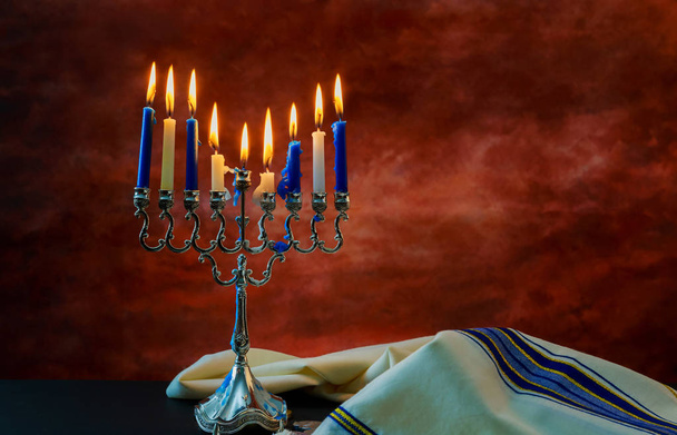 Joodse vakantie Hanukkah met traditionele menora - Foto, afbeelding