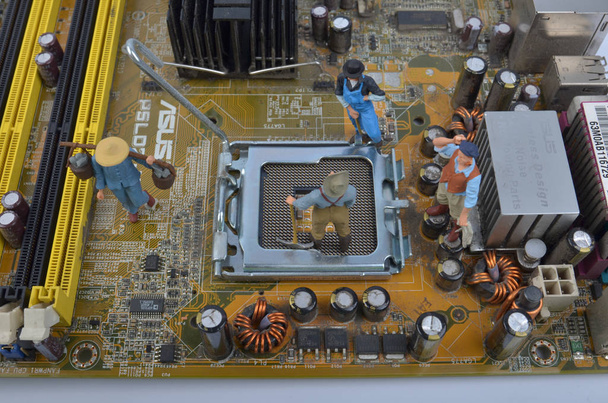 Équipe d'ingénieurs réparer la carte de circuit imprimé
 - Photo, image