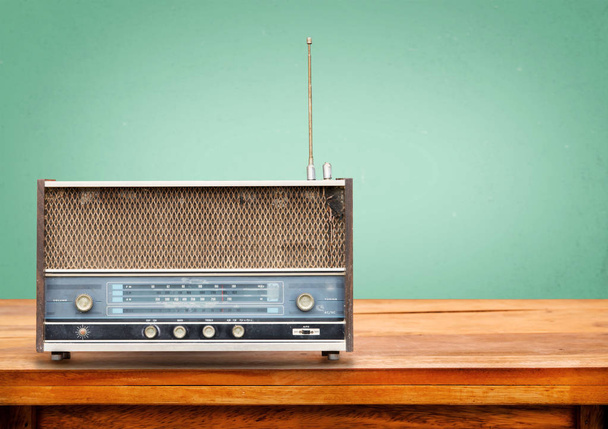 Παλιό ρετρό ραδιόφωνο στο τραπέζι  - Φωτογραφία, εικόνα