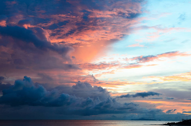 zachód słońca i łodzi rybackich, patrząc wyspie Koh Samui Tajlandia. Obraz. - Zdjęcie, obraz