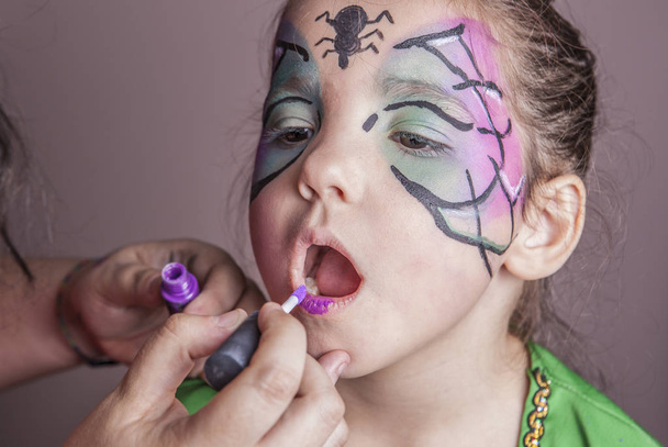 Make-up artist pracy z małą dziewczynką przed halloween party - Zdjęcie, obraz