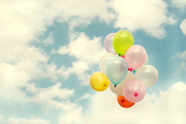 Luftballons am blauen Himmel  - Foto, Bild