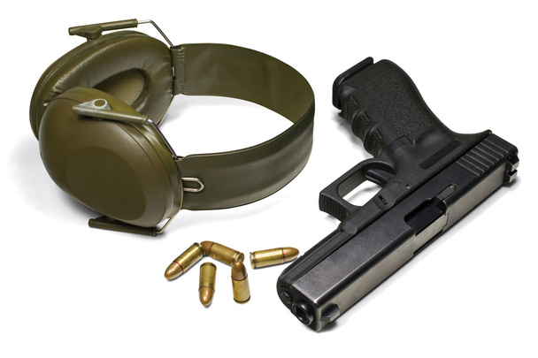 pistool, oorbescherming en munitie. geïsoleerd op wit. 3 aparte uitknippaden: pistool, oorkappen, munitie en 1 voltooien voor alle objecten. - Foto, afbeelding