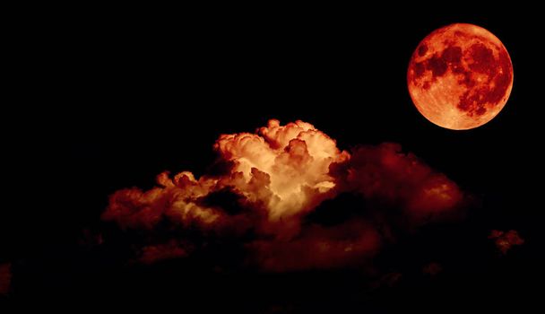 Ciel nocturne et pleine lune dans les nuages, concept de lune de sang
 - Photo, image