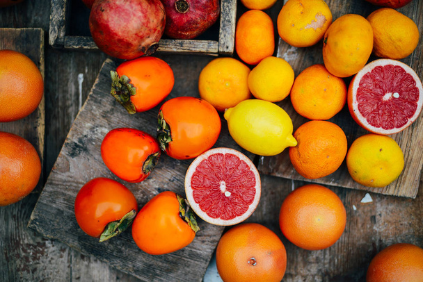 Frutas frescas. Fondo de frutas mixtas. Alimentación saludable, dieta
.  - Foto, Imagen