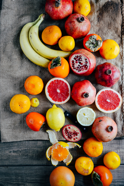 Tuoreita hedelmiä. Sekalaisia hedelmiä tausta. Terveellinen syöminen, laihduttaminen
.  - Valokuva, kuva