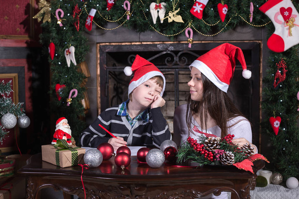 mother and son writing letter to Santa - Foto, Bild