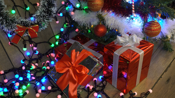 Regali di Natale sotto l'albero di Natale Close-Up Camera Motion Luci scintillanti sfondo Bokeh
 - Filmati, video