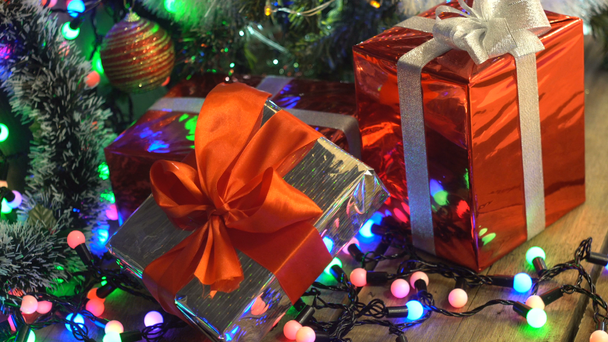 Regalos de Navidad Bajo el Árbol de Navidad Primer plano Cámara Movimiento Luces Brillantes Fondo Bokeh
 - Imágenes, Vídeo