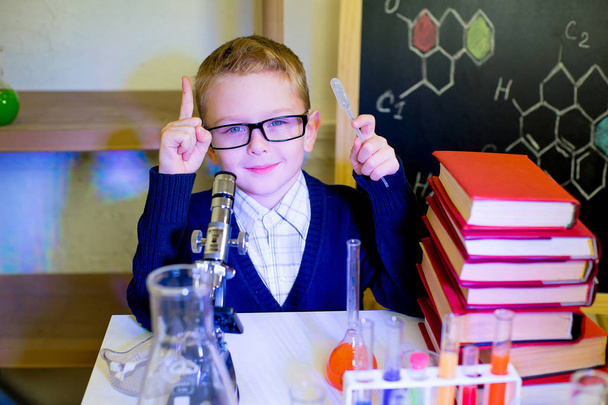 αγόρι επιστήμονας κάνει πειράματα επιστήμης - Φωτογραφία, εικόνα