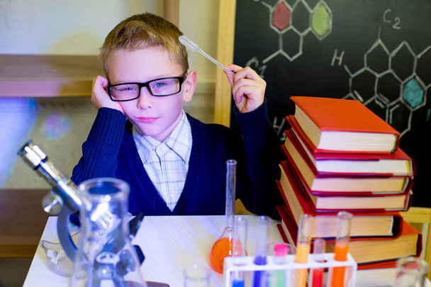 boy scientist making science experiments - Foto, afbeelding