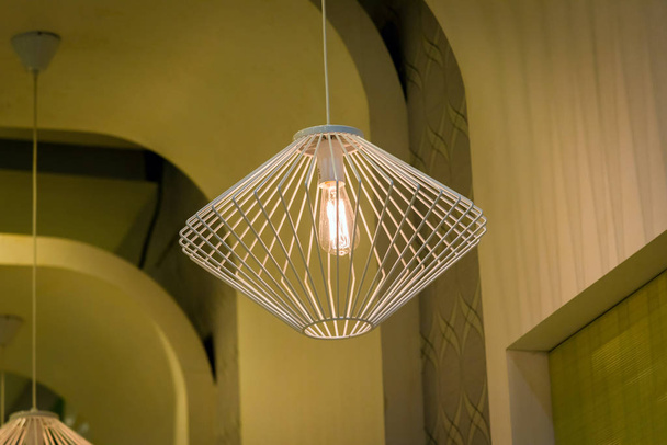 lamp in moderne stijl. Warme Toon gloeilamp lamp - Foto, afbeelding