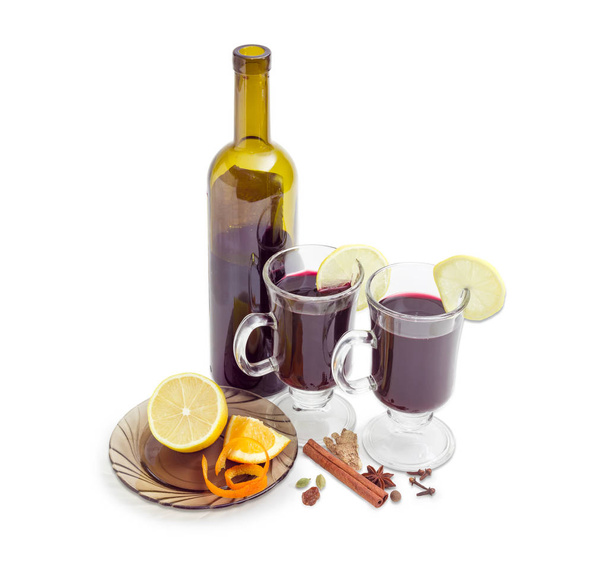 グリュー ワイン、スパイスをじっくり考えて、ワインのボトルと 2 つのマグカップ - 写真・画像