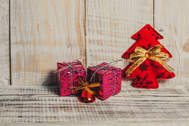 Deux cadeaux et un petit jouet d'arbre de Noël
 - Photo, image