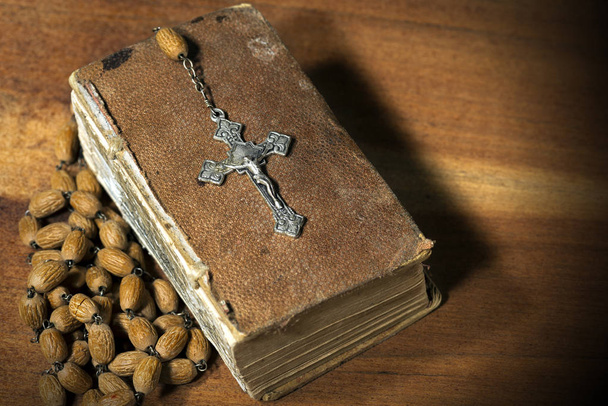 Stříbrný korálek růžence kříž a Bibli - Fotografie, Obrázek