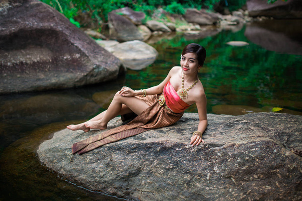 asiatische Frau mit thai dressing - Foto, Bild